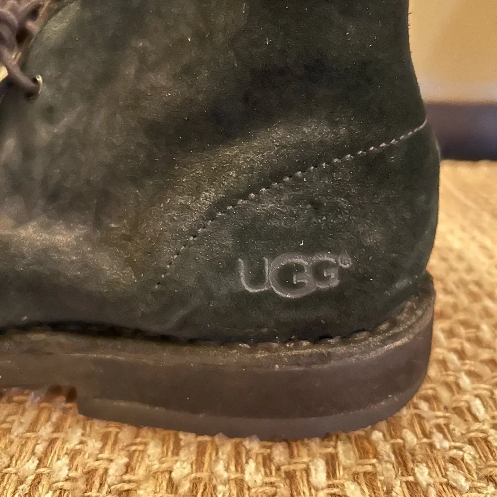 UGG‎ Black Suede Chukka Boots Men's Size 9 Lace Up Vibram Sole Business Casual